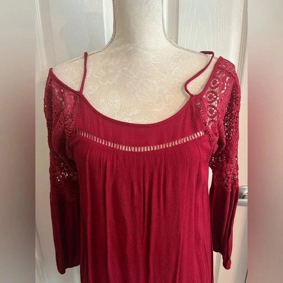 Filtre Dress 👗 in a maroon color off the shoulder with sleeve detailing‎ size M - Picture 4 of 13